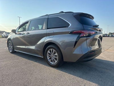 2022 Toyota Sienna XLE FWD 8-Passenger (Natl)