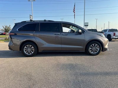 2022 Toyota Sienna XLE FWD 8-Passenger (Natl)