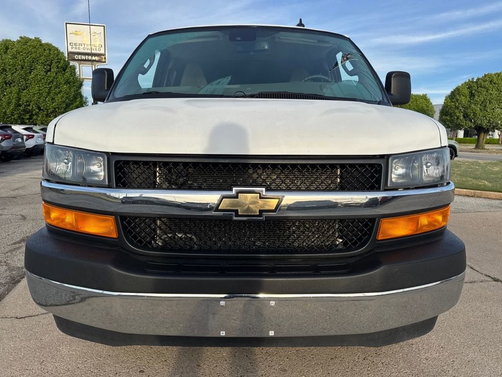 2024 Chevrolet Express Passenger 3500 1LT
