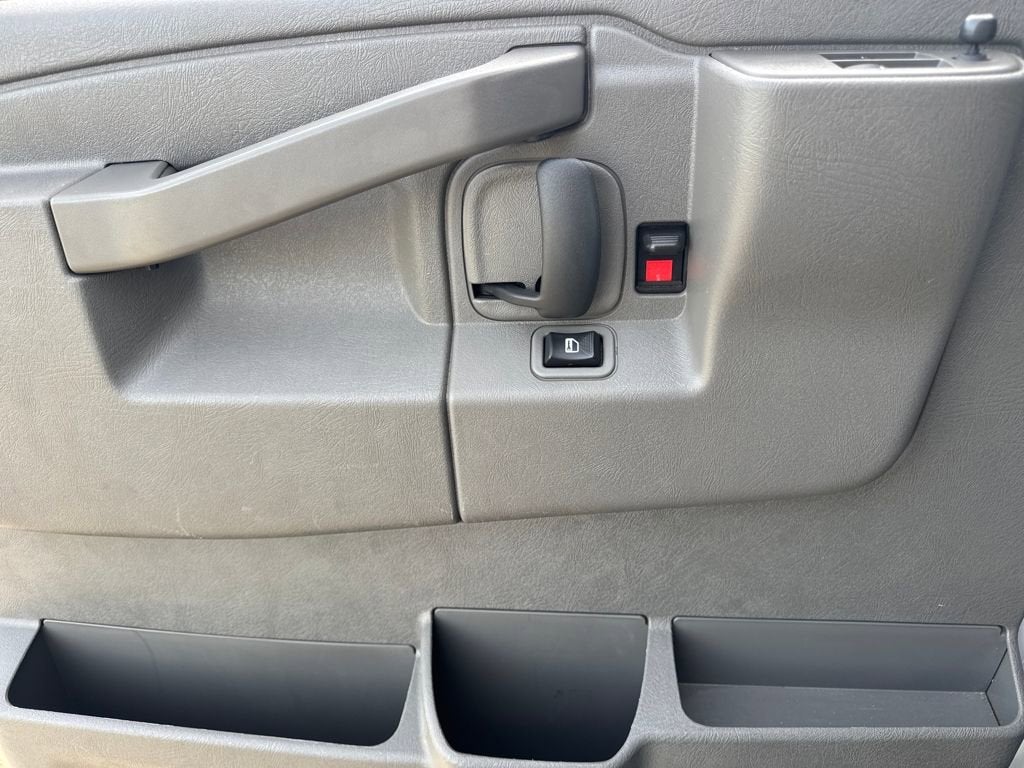 2024 Chevrolet Express Passenger 3500 1LT