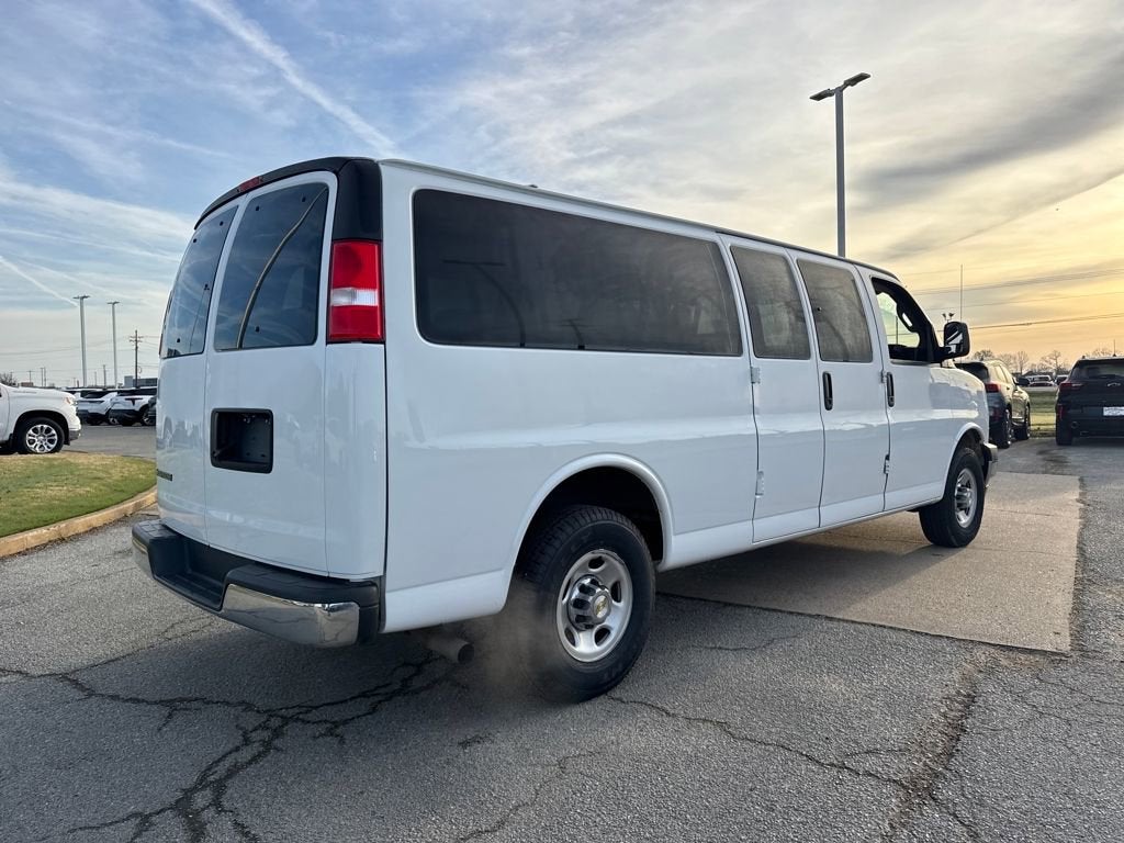2024 Chevrolet Express Passenger 3500 1LT