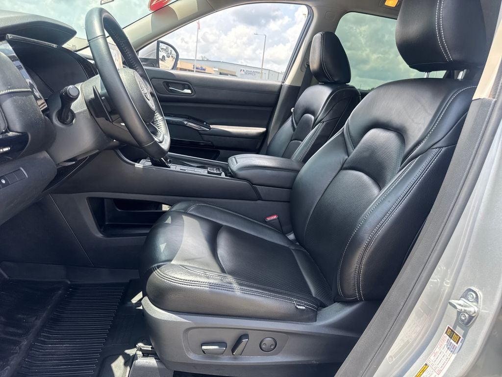 2022 Nissan Pathfinder SV