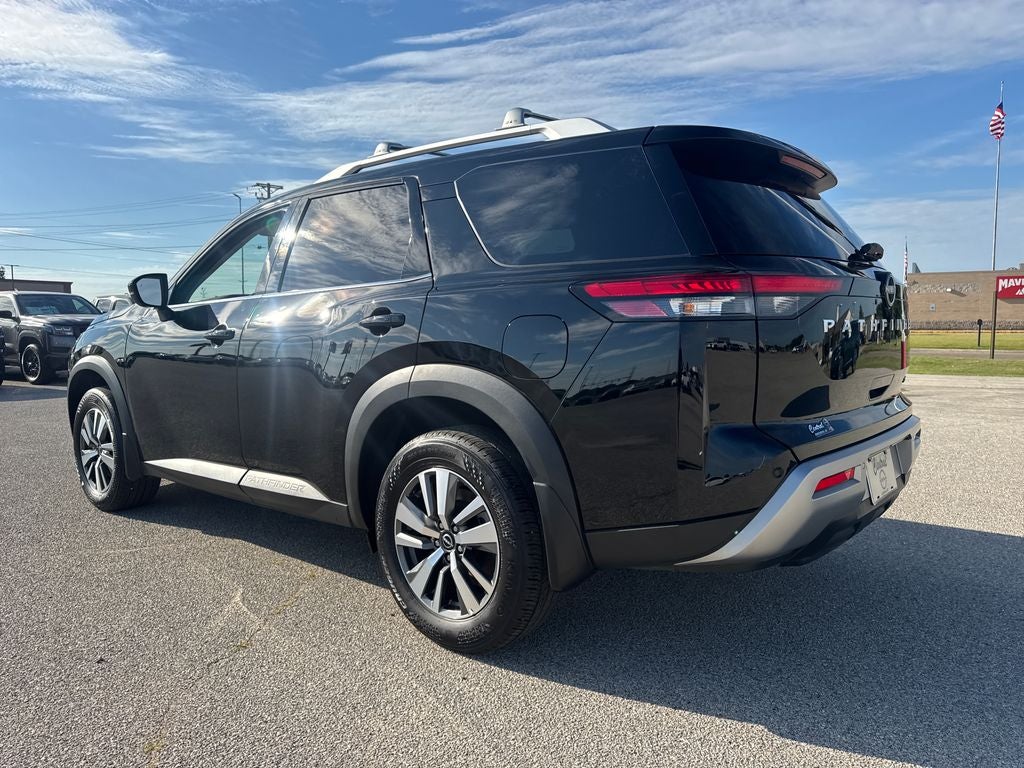 2025 Nissan Pathfinder SL